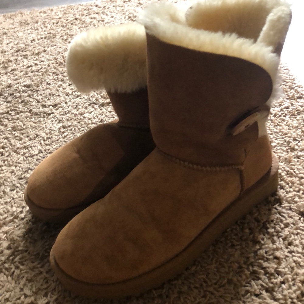 Button uggs - Picture 3 of 8